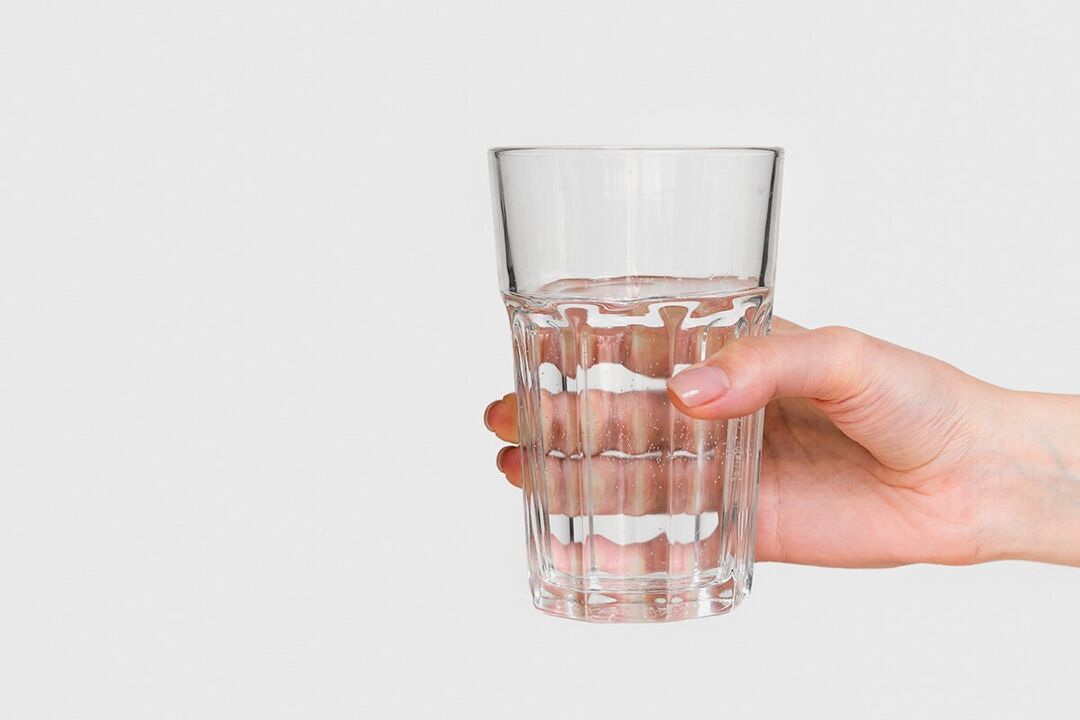 Un pahar cu apă cu pulbere diluată keto probiotix